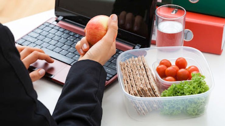 8 Nutritious Snacks to Keep On Hand In Your Office To Loss Weight