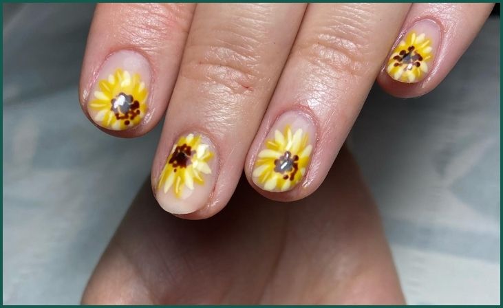Classic Sunflower Accent Nail